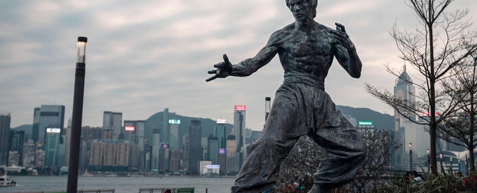 statue of bruce lee in hong kong